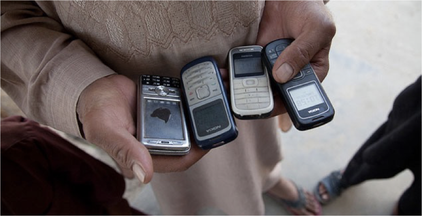 A person holding several cell phones

https://lab.cccb.org/en/technology-and-inequality-the-concentration-of-wealth-in-the-digital-economy/ 